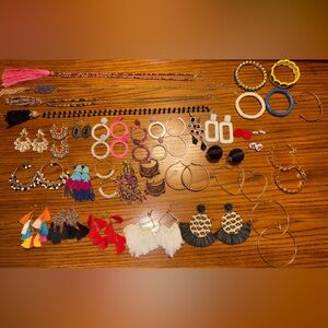 Jewelry lot 
Necklaces, bracelets , earrings